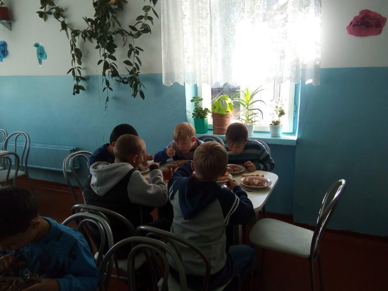 В школьной столовой В школьной столовой