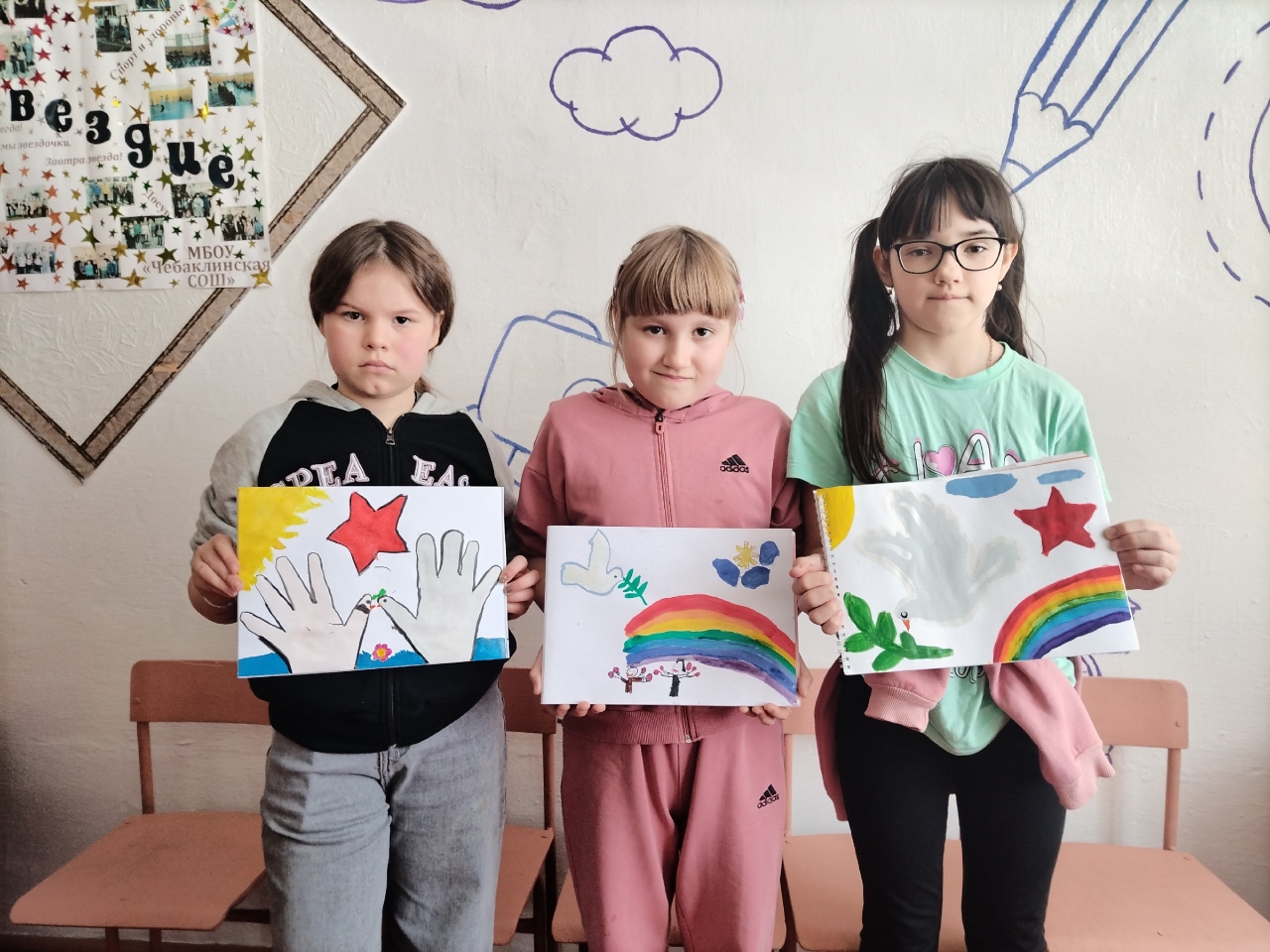 Выставка рисунков &amp;quot; Под мирным небом &amp;quot;.
