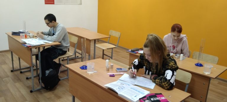 На уроке физики в 7 классе